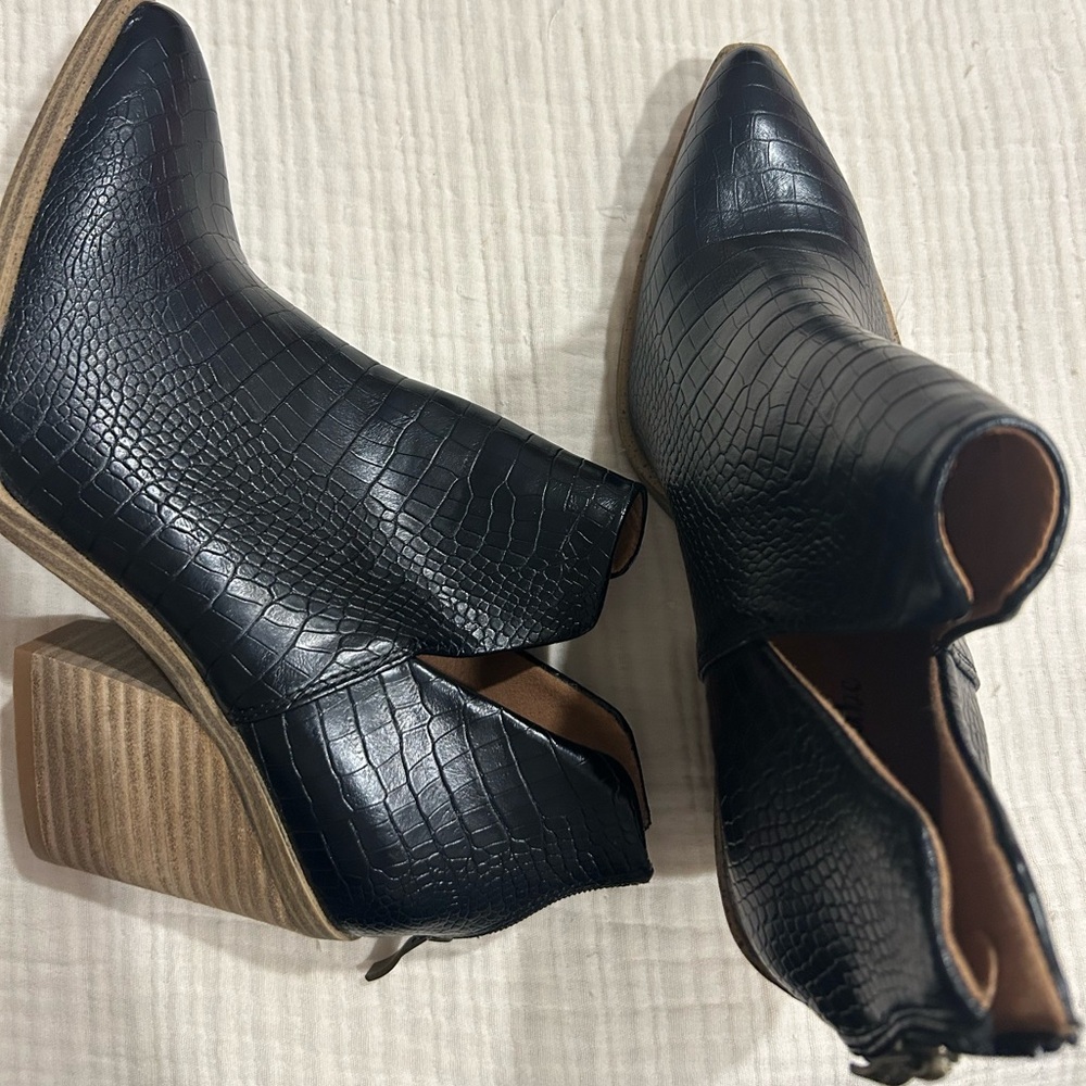 Sleek Black Ankle Boots with Textured Leather